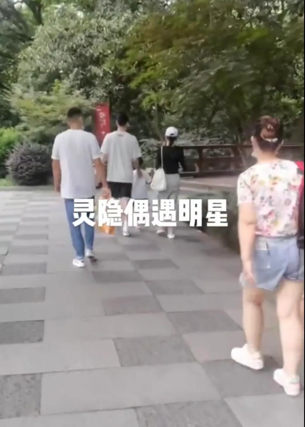 偶遇张嘉倪买超夫妇带娃出游，一家四口其乐融融，互动温馨有爱