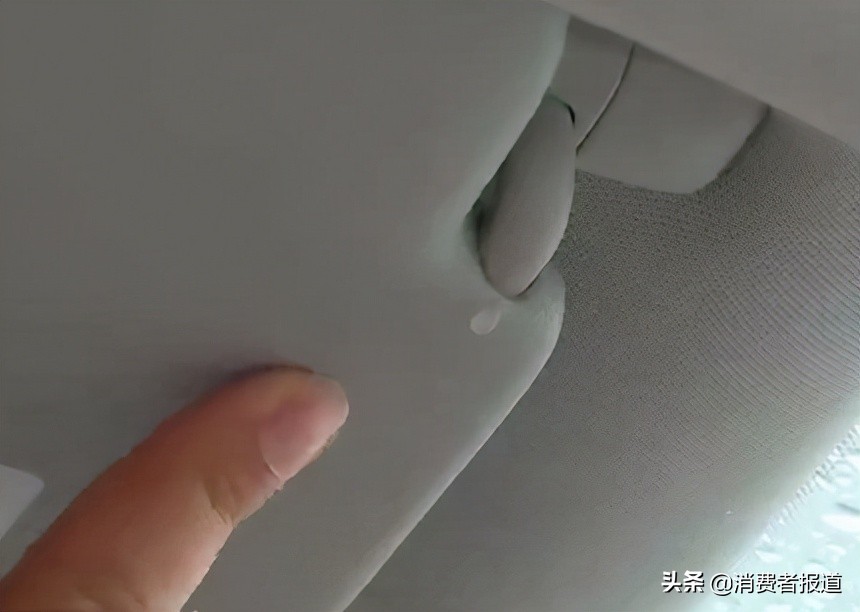 奥迪新车天窗漏水，车主抱怨车外下雨车内滴水