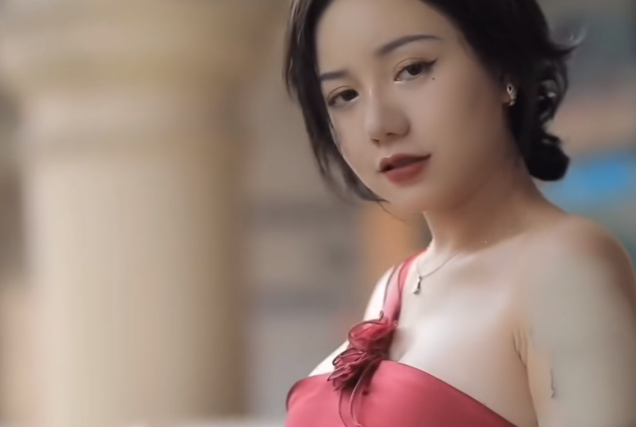 洛丽塔大哥7月直播不幸走光，网友：身材真不错~-哪边嗨