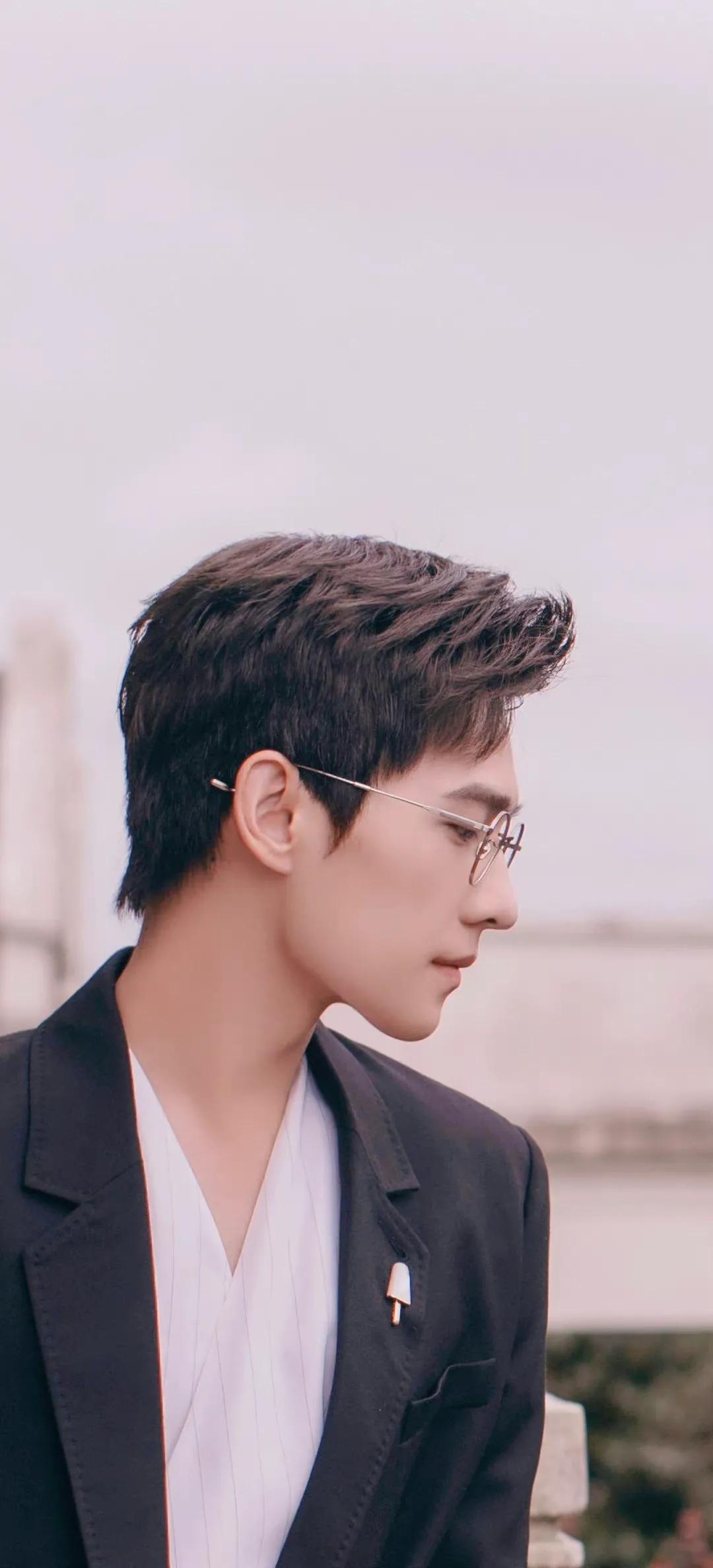 杨洋杨洋 西装侧颜杀