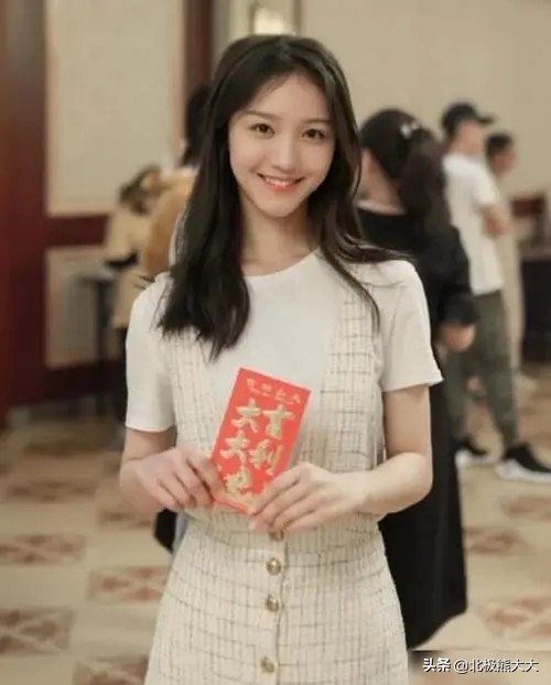 “南艺校花”刘露的毁灭史：天狂必有雨，人狂必有祸