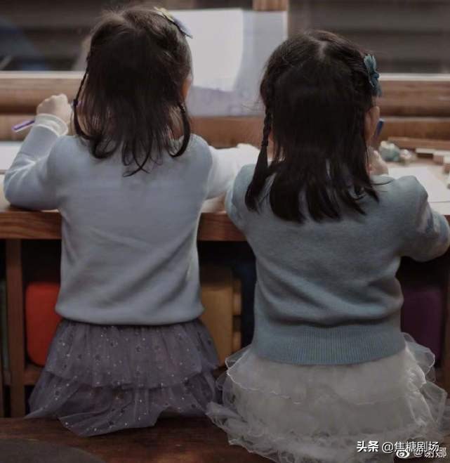 谢娜首晒二胎女儿，小咘芽皮肤白皙又爱笑，跳跳俏俏近照也公开