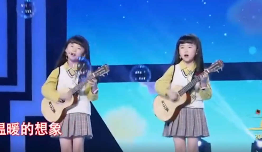 全网最默契姐妹花：“复制粘贴”双胞胎，自学跳舞圈粉1600万