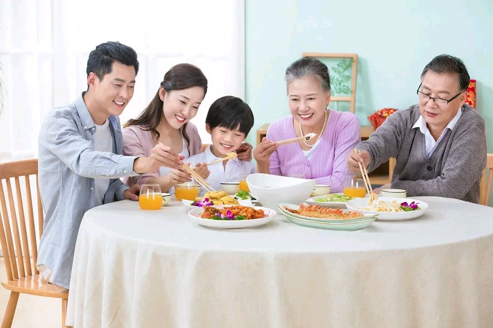 春节期间,爸爸妈妈带着孩子走亲访友给长辈拜年,除了会称呼,还要带