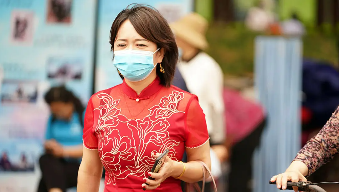 家长陪同高考时，要不要准备旗袍和鲜花，老师坦言不是你想的那样