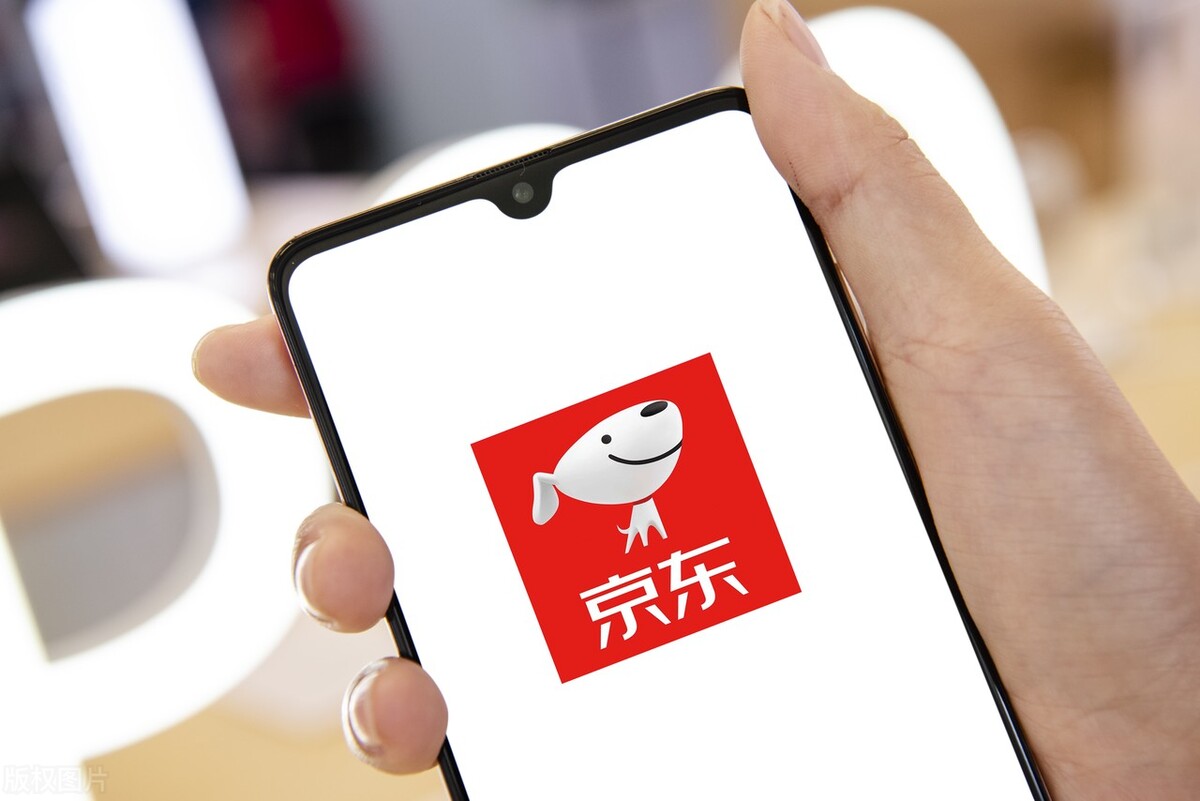 她出身普通，靠投资成就百亿身家，是众多富豪背后的女强人