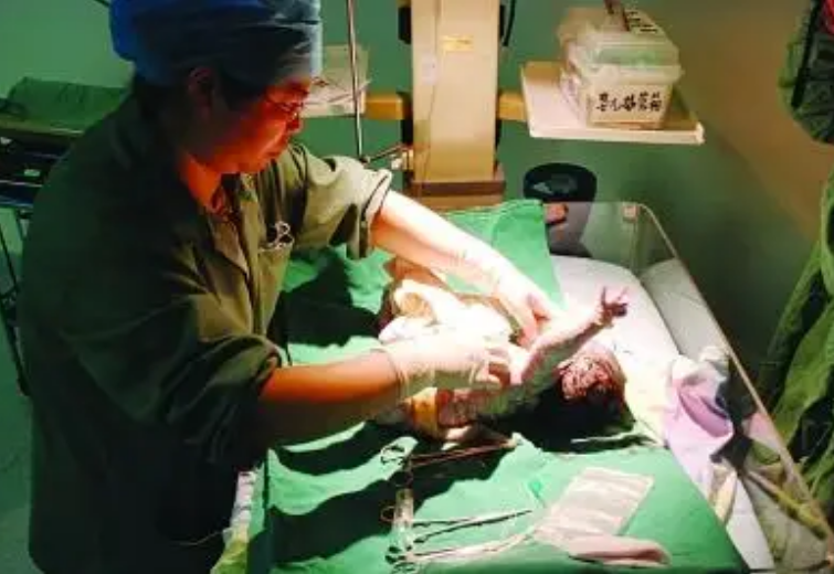 2016年湖北一女子孕后成植物人，丈夫发现病历中的疑点获赔386万