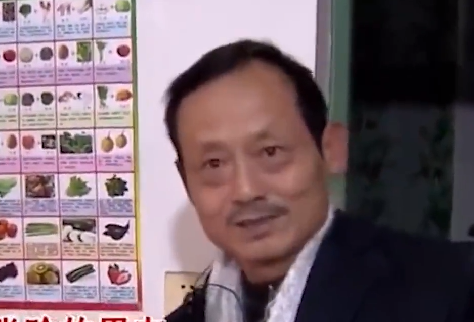 女大学生失恋后流落街头，和拾荒男人产下女婴，母亲泣不成声