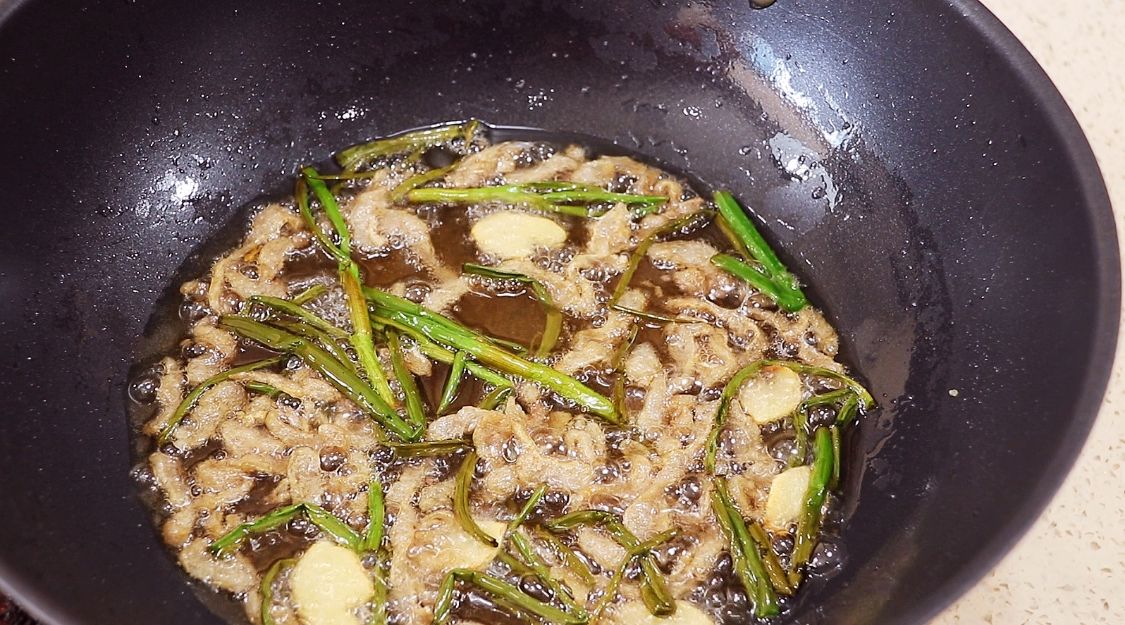 一道过年必备万能酱，一次做10斤，保存一个月不坏，拌饭拌面好吃