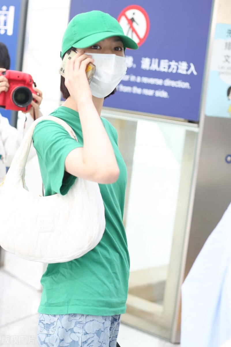 邱天黑色短T搭碎花长裤现身机场穿拖鞋率性大方