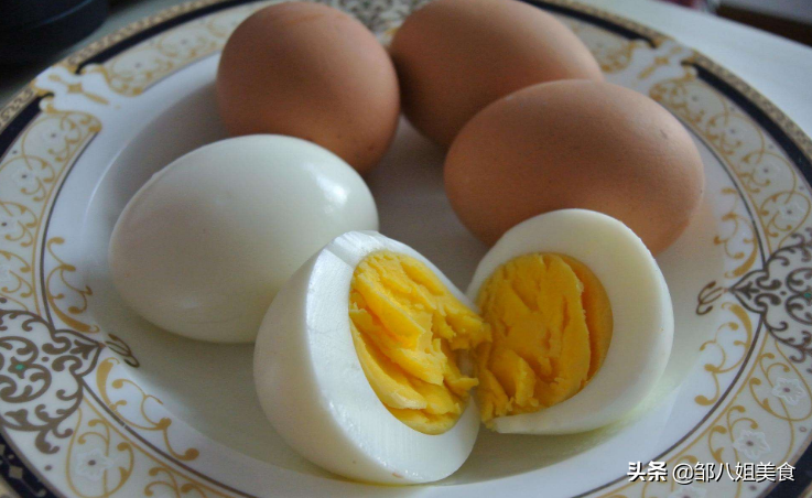 鸡蛋冷水下锅煮几分钟(​煮鸡蛋用几分钟？弄清这一点很关键，分享正确方法，鲜嫩好剥)