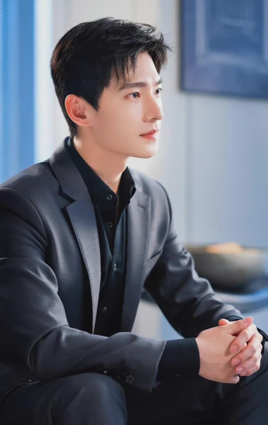 杨洋杨洋 西装侧颜杀