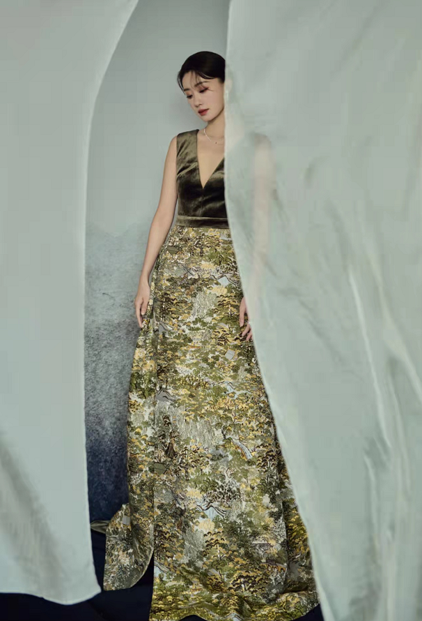 中国风就是最牛的！张小斐穿云锦高定靠文化底蕴美过倪妮，成赢家