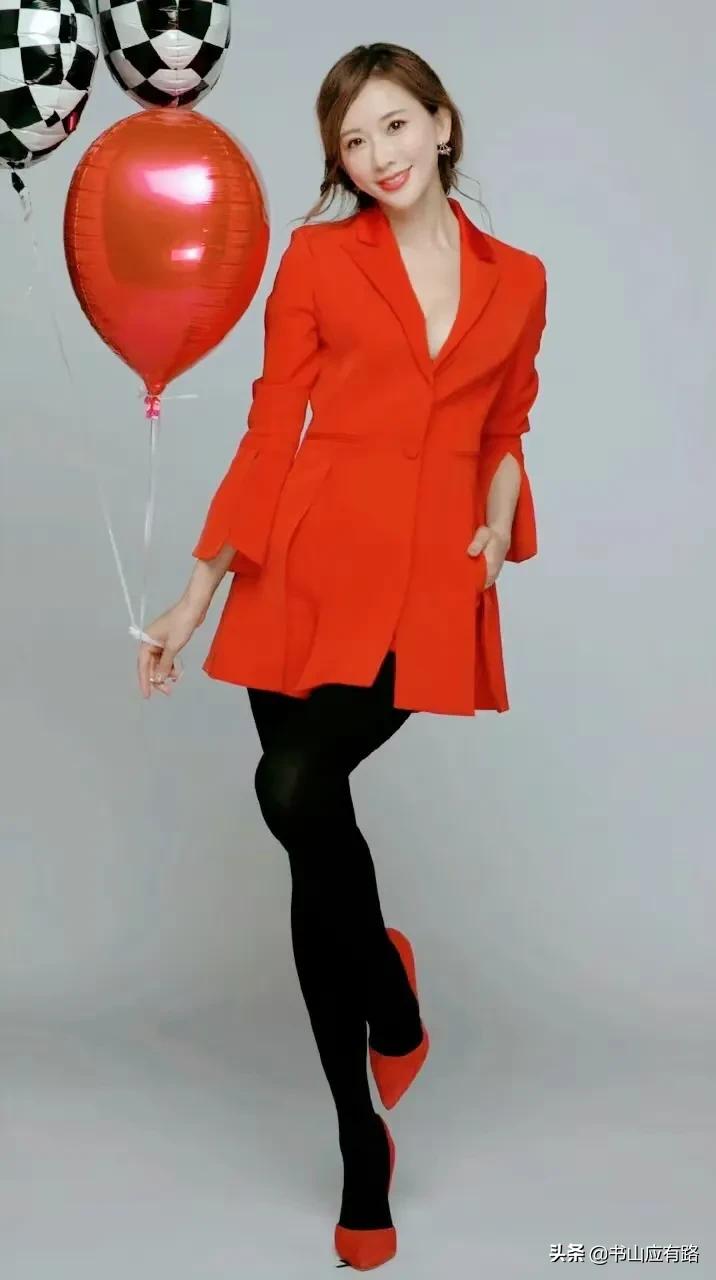 林志玲2：不爱武装爱红妆，红西装配黑打底裤藏不住好比例