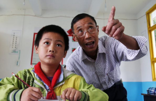 不少乡村教师反对大学生支教，直言：你们为了学分，快要毁了孩子