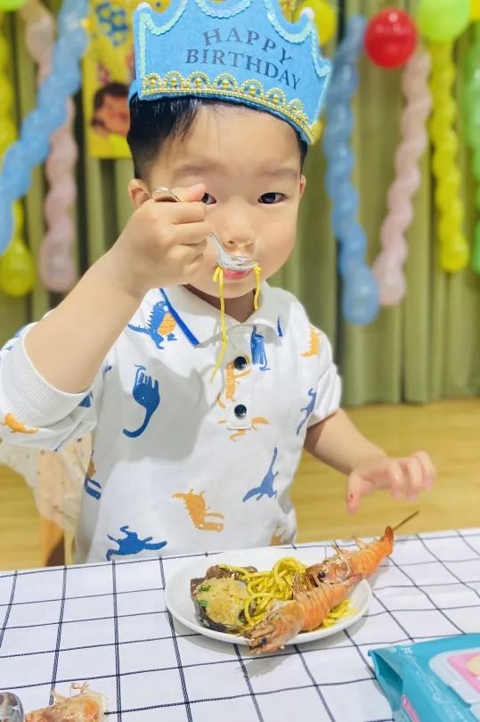 又是大龙虾、又是鲍鱼，被幼儿园的餐食馋哭了