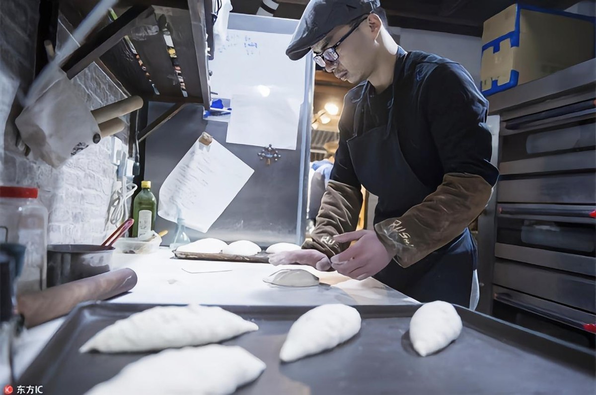 浙大“本硕连读”7年的学霸黄晓斌，医学院毕业后却转行卖面包