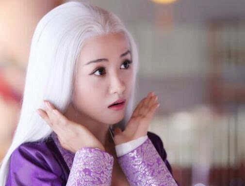 白发如雪亦风流，谁言年华老去？一袭青衫，眉目如画，俊逸不凡。