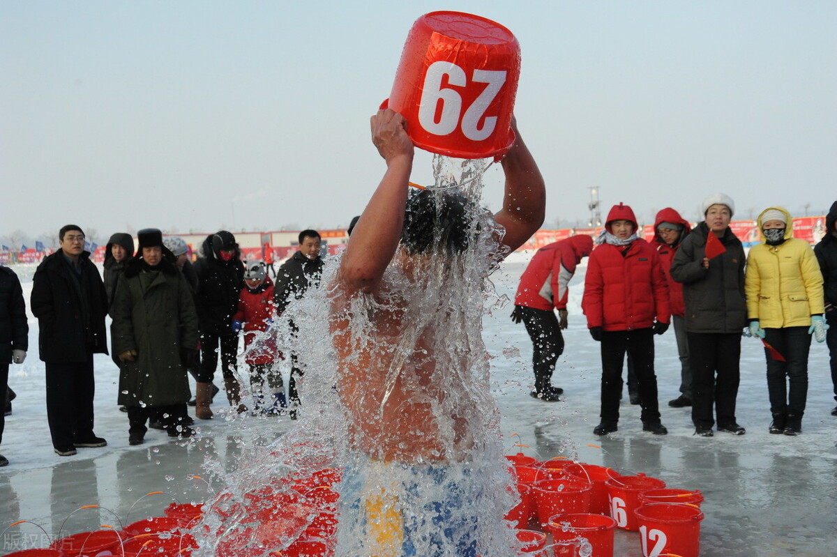 男子洗冷水澡后突发心肌梗死，再次提醒：3种情况别洗冷水澡