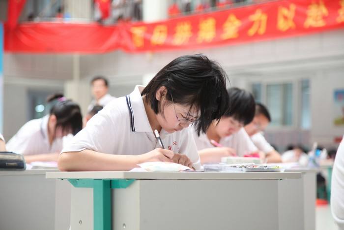 22年高考生真不容易，上海宣布高考延期举行，学生们迎来巨大挑战