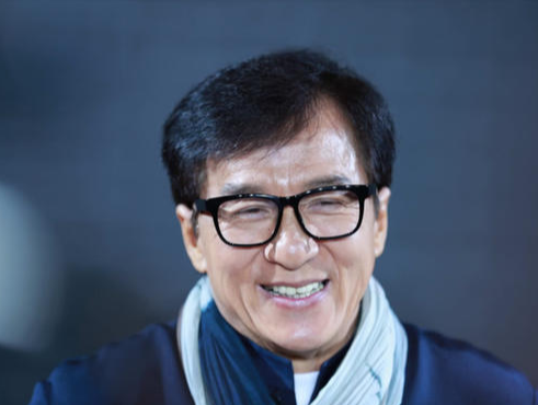 双眼皮如今变成颜值分水岭，有人靠它提升颜值，有人变身悲伤蛙