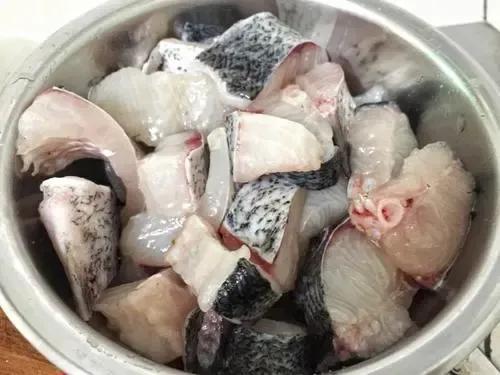 《鱼头泡饼》想要做好吃真的很难吗。 今天教给你