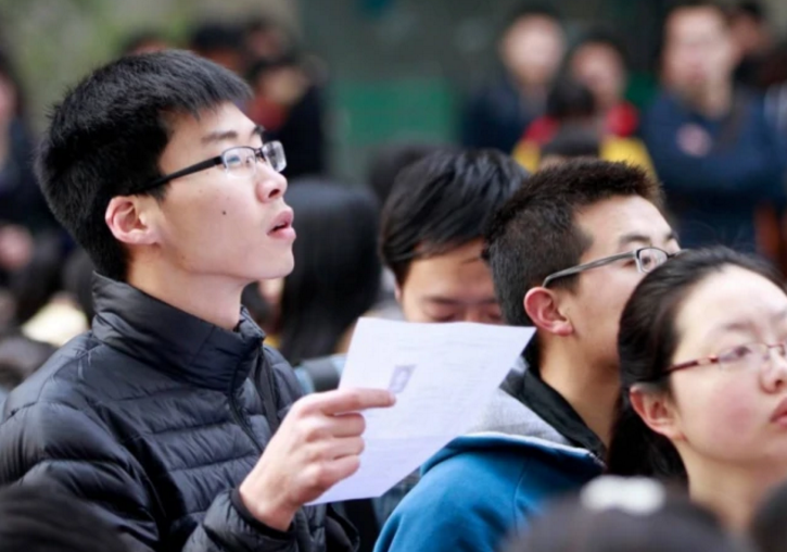 “大专生”熬夜考清华，评论区万条谩骂，努力的样子可悲又可笑？