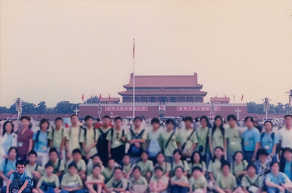 王祖蓝晒25年前后天安门游客照 岁月好像没留痕迹依然是那个少年
