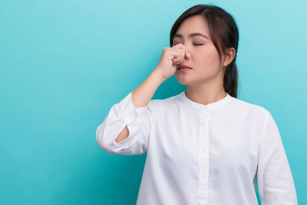习惯性挖鼻孔？医生：不但影响形象，还易引发3大问题，别小觑