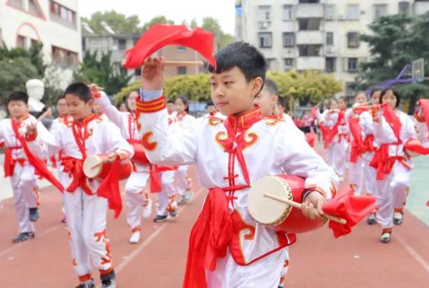 中学生发型标准出炉，一学校公布“升级版”要求，家长忍不了了
