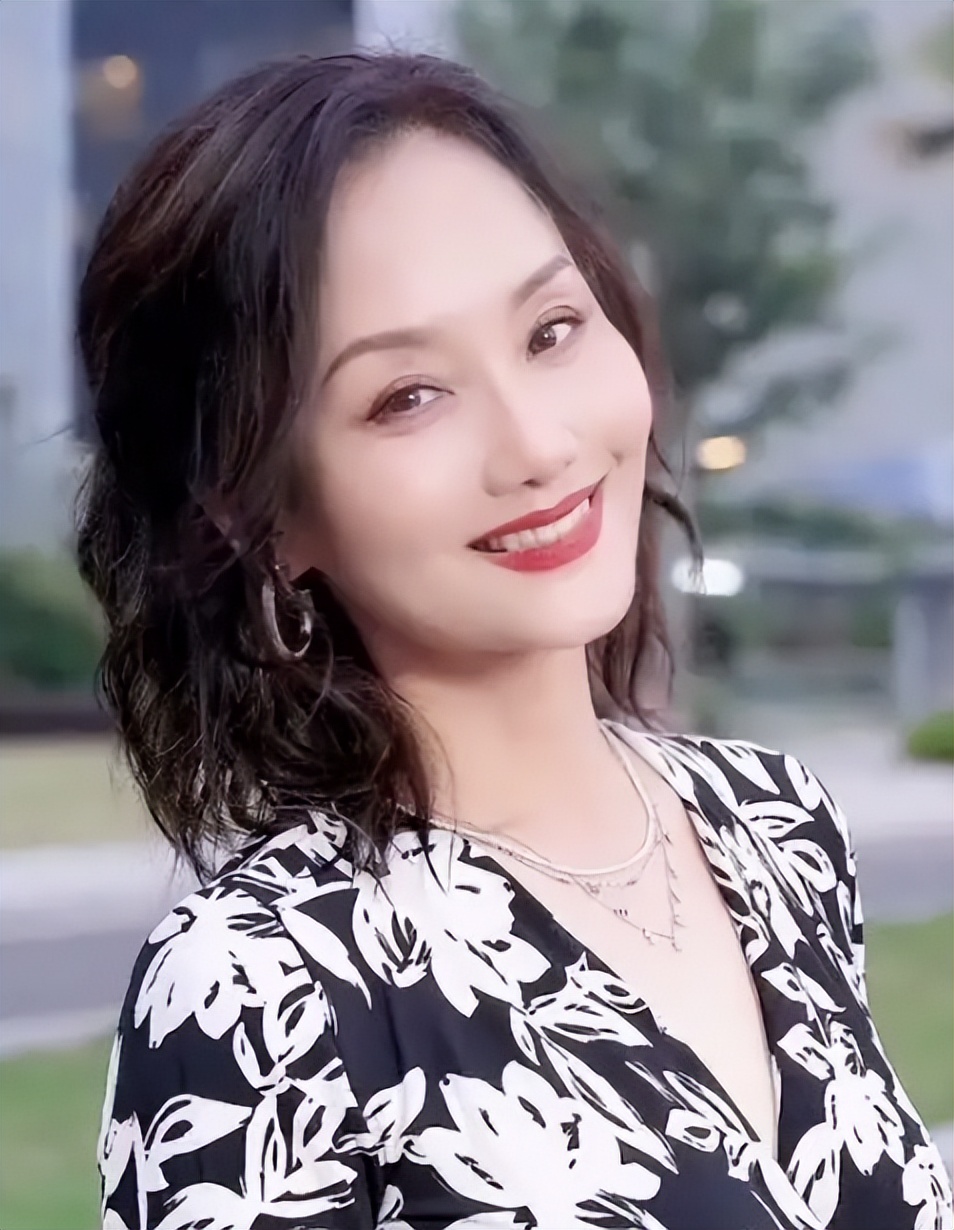 8位妈妈专业户有张养尊处优的脸天生贵妇气质演不了穷人