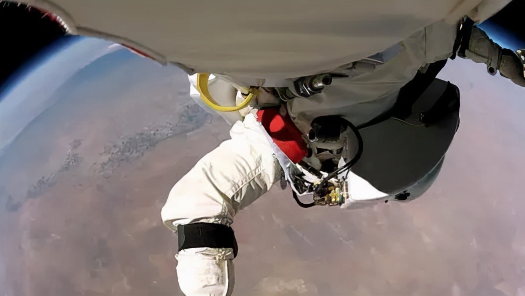 世界极限运动外太空跳伞「从太空中跳伞回地球的人是谁」