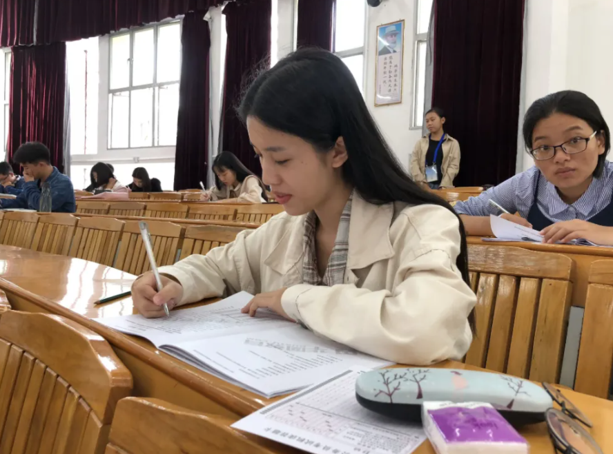 公务员降薪之后年终奖又暂停？官方回应来了，部分人表示喜忧参半