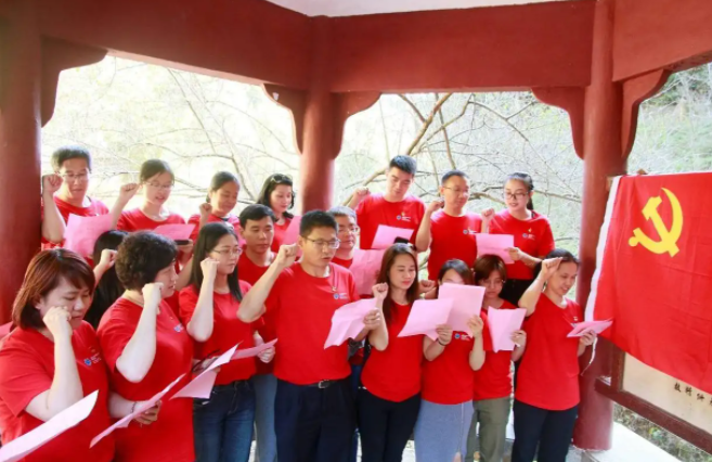 2022铁路局公开招聘，转正后月薪8000元，3类毕业生可以优先录取