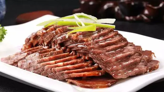 大多数老人摔跤就容易骨折？营养师建议50岁以上的人，多吃几种肉