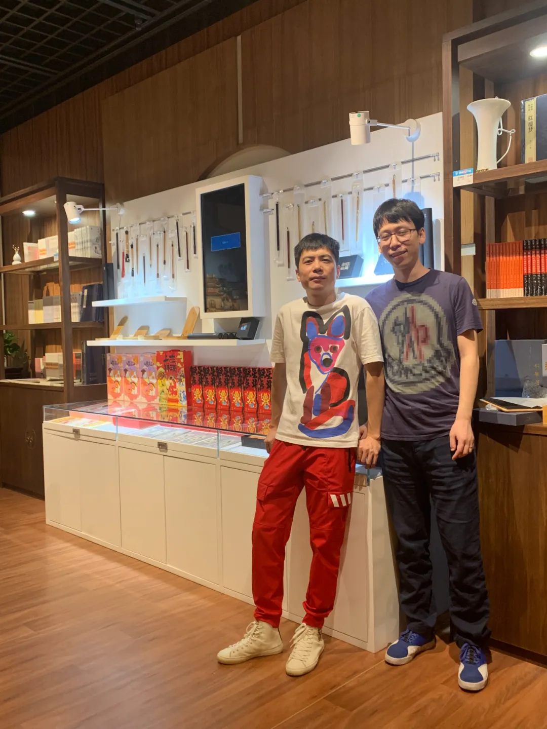 放弃百万年薪,影视公司高管辞职去卖纸,一年营收1000多万