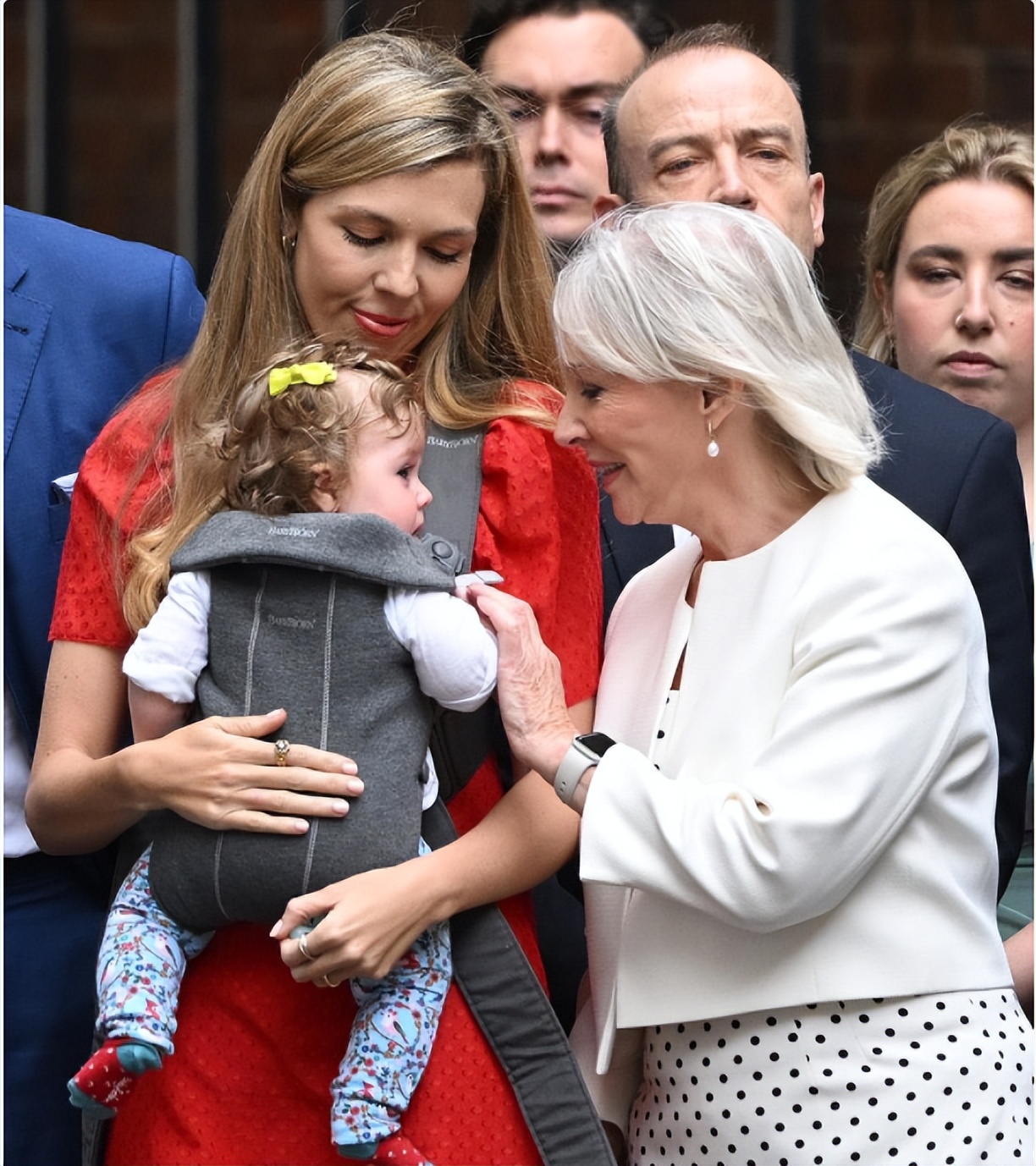 33岁第一夫人凯莉又穿红裙，抱着女儿参加老公辞职演讲，笑容灿烂