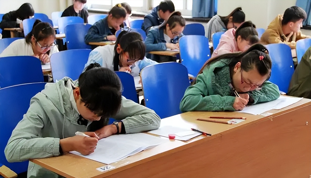 学生一心想走单招，网友好心劝阻反被回怼，单招和高考哪个更好？