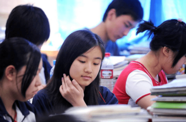 我国985大学可分为4个档次，清华、北大第1，吉林大学险进第3档