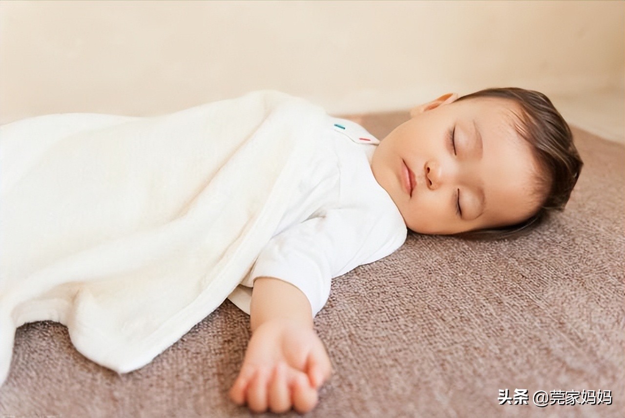 不掀被子，永远不知宝宝睡姿多销魂！儿科医生指出5种睡姿须纠正