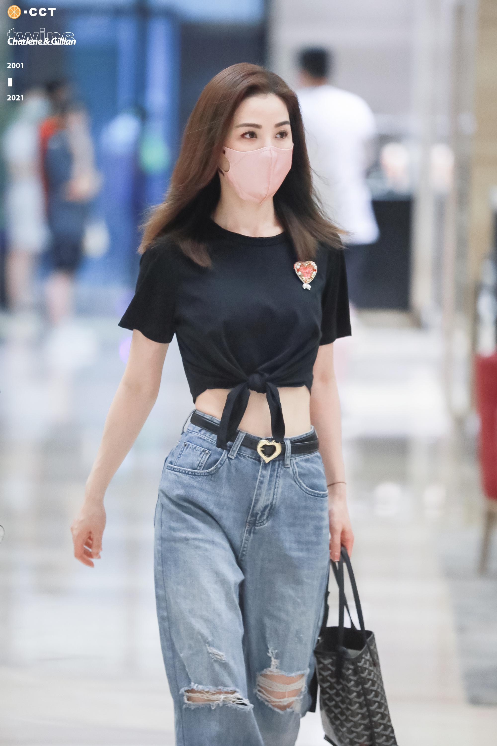 蔡卓妍身着 ST. JOHN 花呢之爱T恤