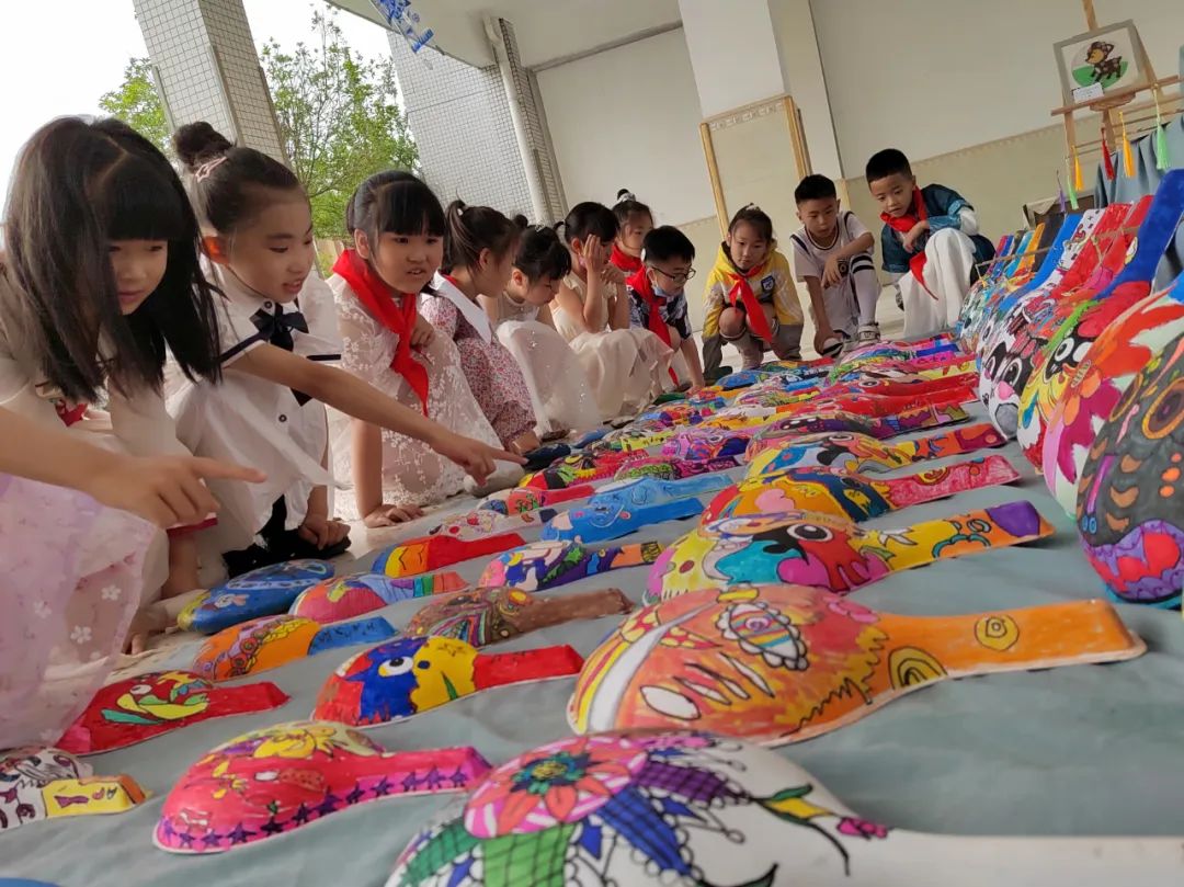 连接梦想，缤纷童年｜双流区实验小学外国语学校举行美术社团展览