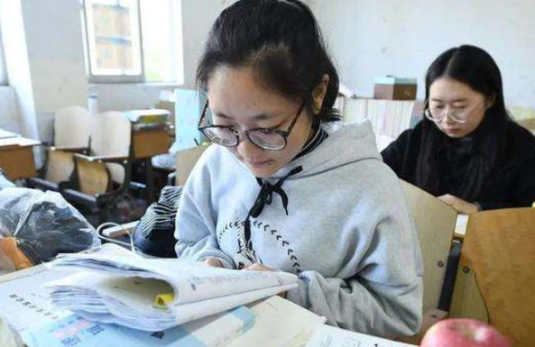 重庆某高校多名女生醉酒，躺在地上形象全无，网友指责其伤风败俗