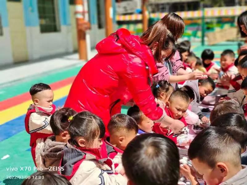 师幼携手做汤圆，送祝福——记麻塘山乡幼儿园三八妇女节活动