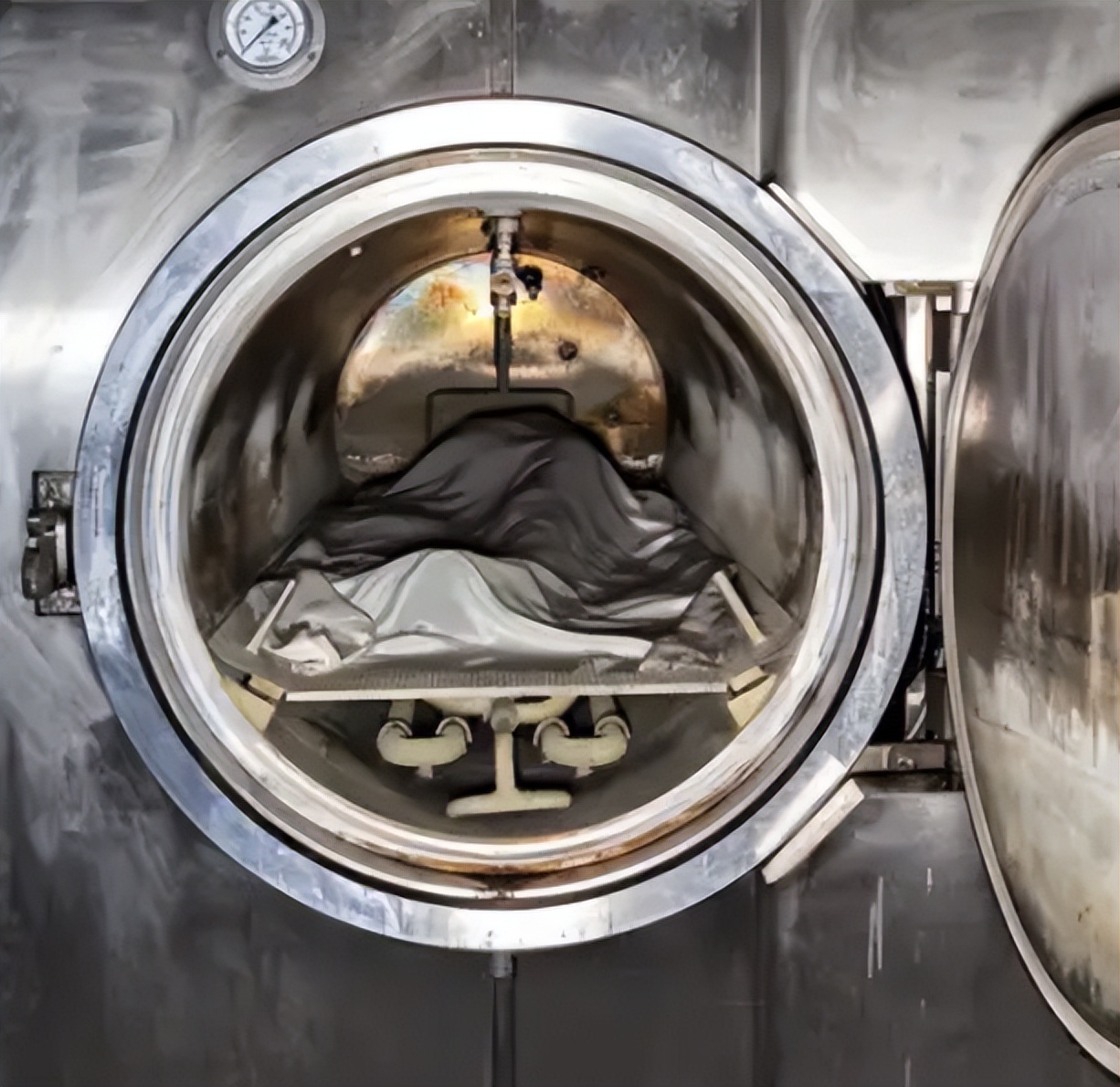 日本是一个对死亡十分敬重的国家,在日本,人们从来不忌讳谈论死亡