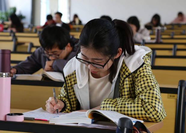 “编制”新变化，三大岗位摇身一变成“合同工”，教师也在其中？