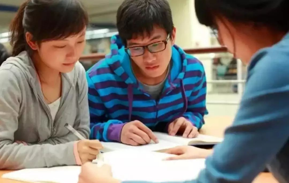 高校男生拍毕业照，全班9位老师仅1名学生，所学专业让人佩服