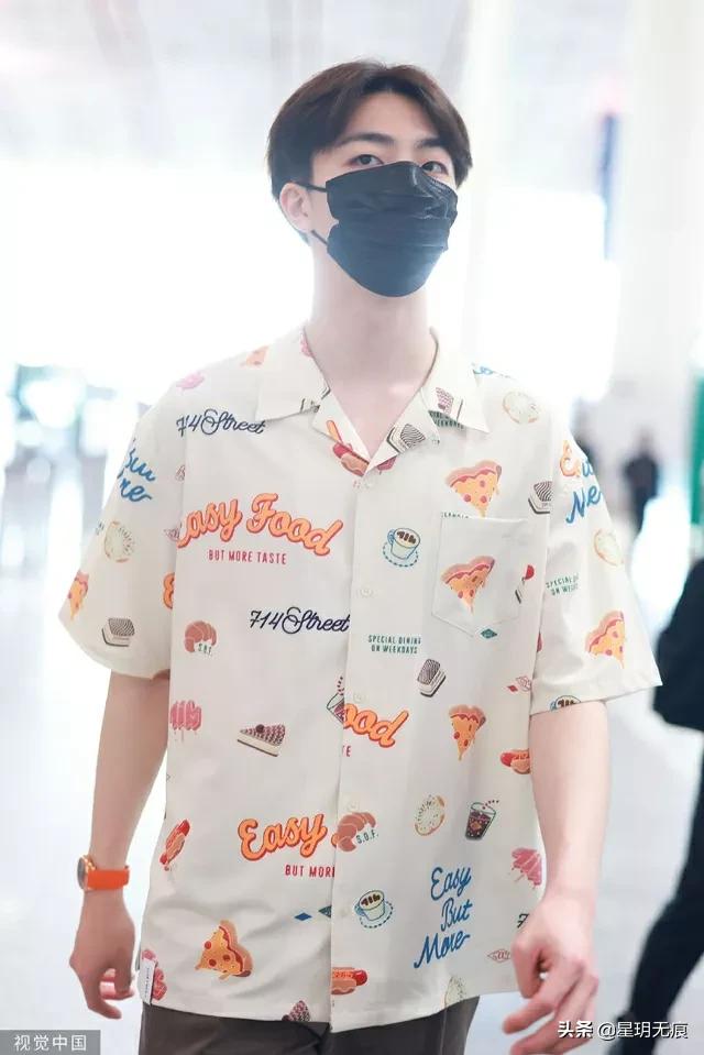 陈立农机场出发少年感满满 穿印花衬衫个性十足