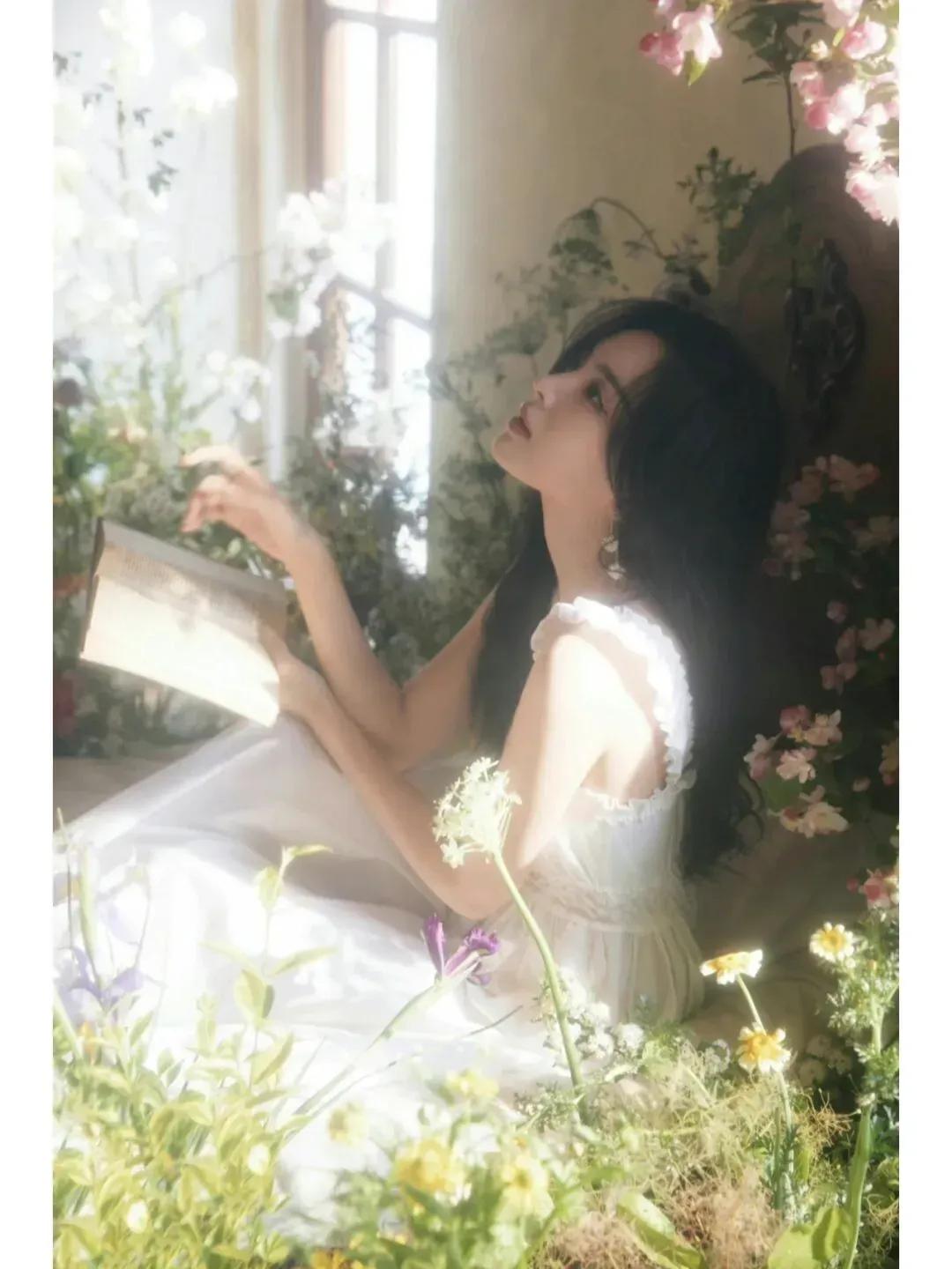 古力娜扎穿初恋白吊带裙，让人无法拒绝的纯美，汇聚仙气与活力