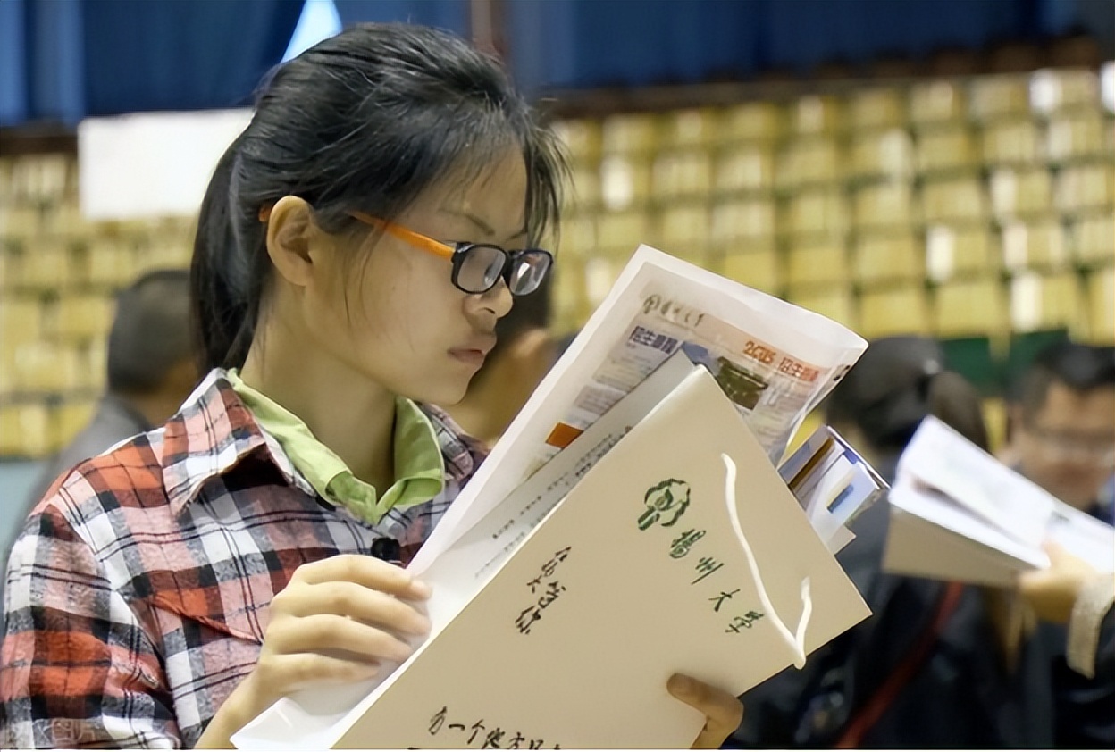 2022高考在即，报考时优先选“专业”还是“学校”？教授给出答案